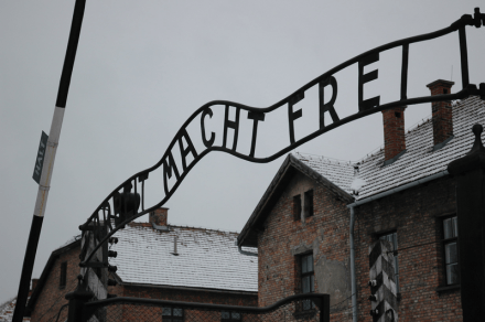 800px-arbeit_macht_frei