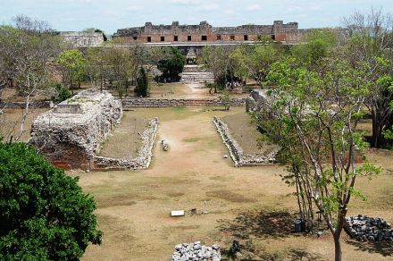 800px-0104_Uxmal