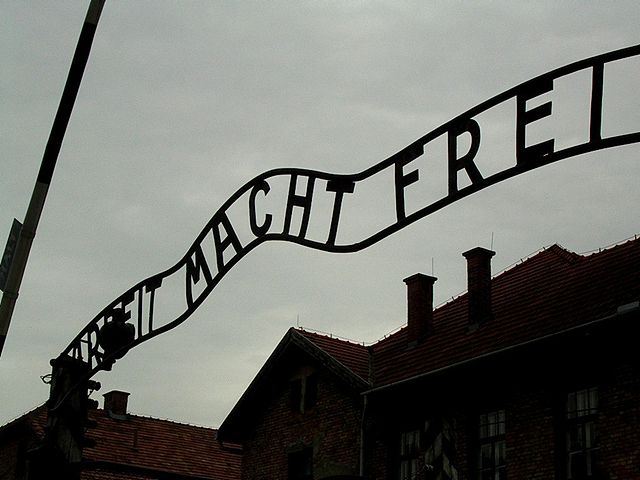 640px-Auschwitz_gate_june2005